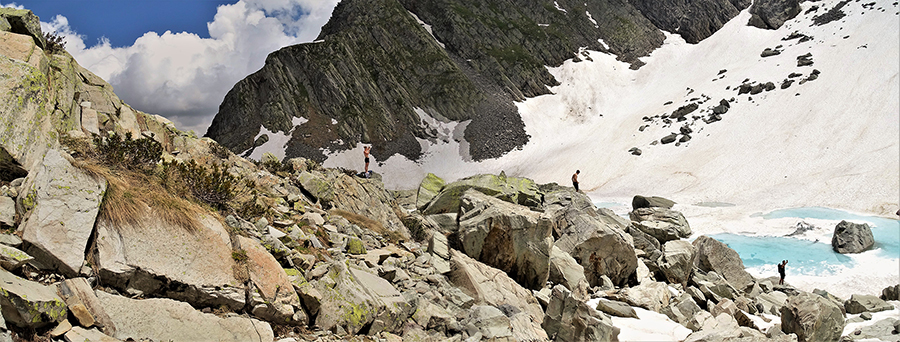 Ammirando e fotografando il Lago del Vallone (2226 m) in disgelo